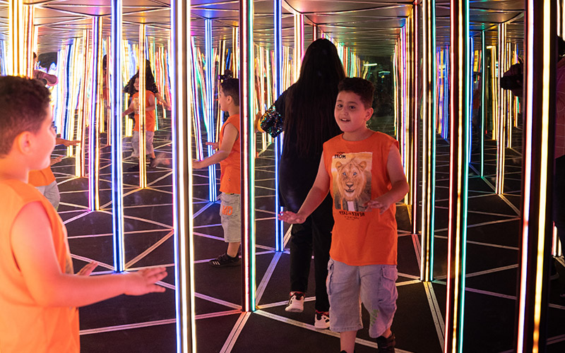 MIRROR MAZE
