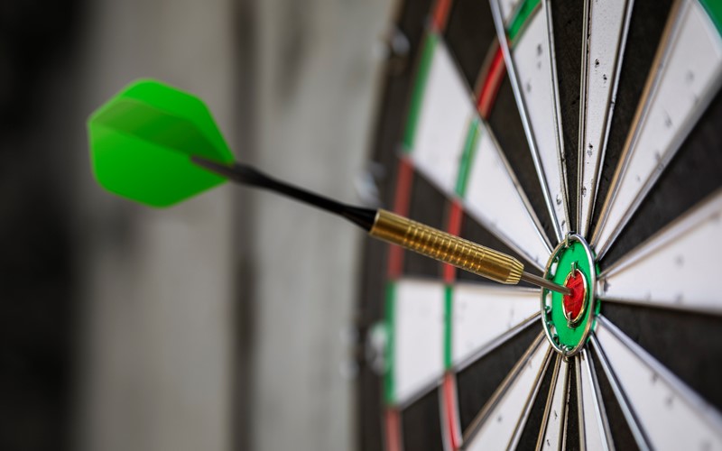 لعبة الرمي بالسهام